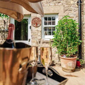 Delightful Cotswold Cottage for two, Log Burner, Garden & Dog Friendly